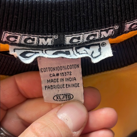 Vintage CCM Canada Yellow and Black Men's Shirt - Picture 3 of 3